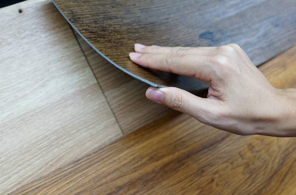 Water Under Vinyl Plank Flooring Signs, Does Vinyl Flooring Go Under Appliances