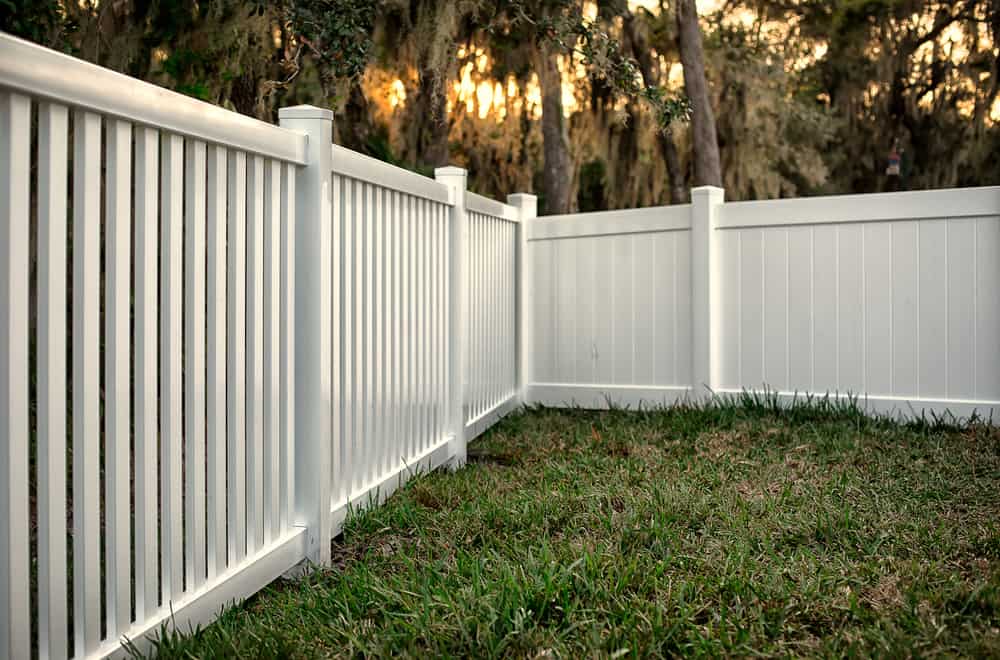 What are vinyl fences made up of